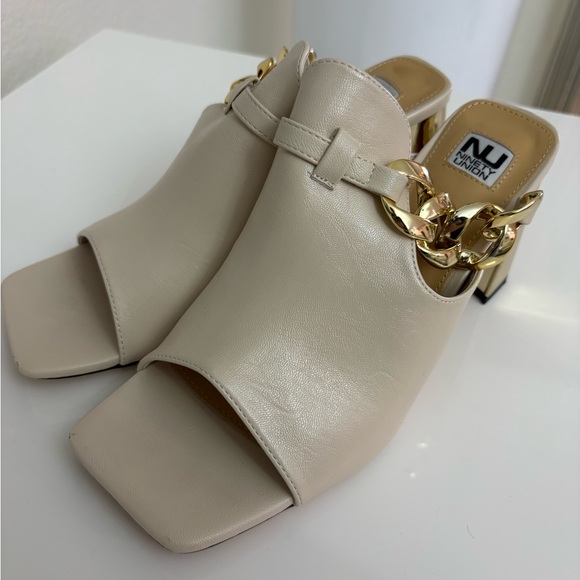 Chic Cream Mules with Gold Chain Detail - Picture 6 of 8